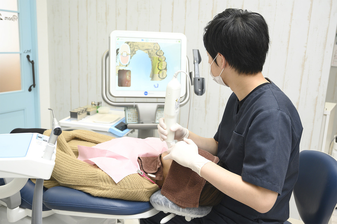 治療をする歯科医師