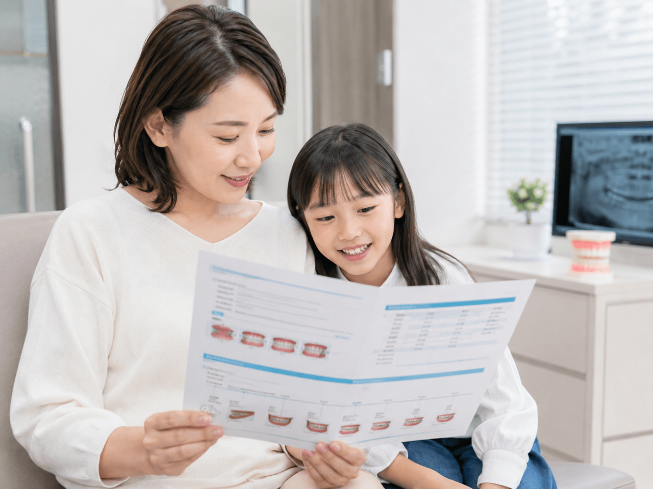 矯正の料金を確認する親子